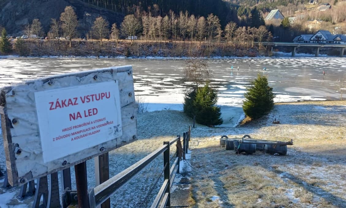 Zbláznila sa?! Žena tlačila kočík po zamrznutej priehrade, strážnici neverili očiam (VIDEO)