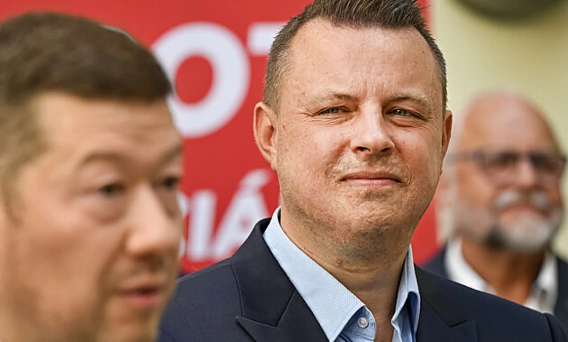 MALI BY MLČAŤ A ŠÚPAŤ NOHAMI! Nie sme ukrajinská gubernia! Rajchl sa postavil za Okamuru