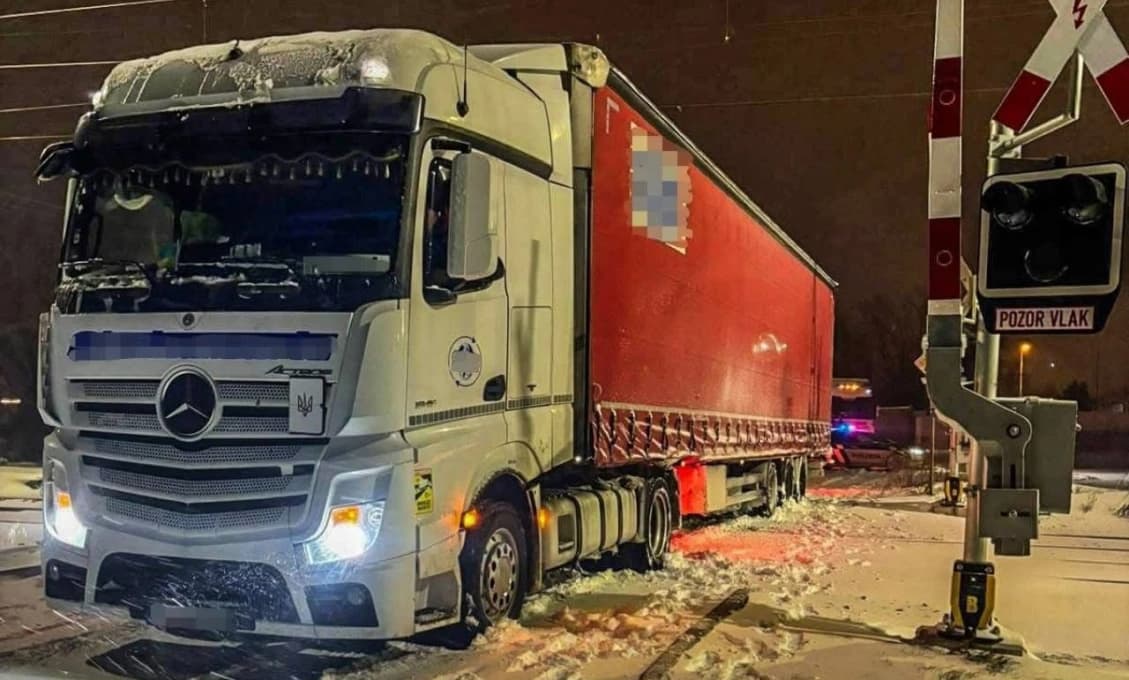 Policajti zabránili KATASTROFE! Kamión uviazol na železničnom priecestí (FOTO)