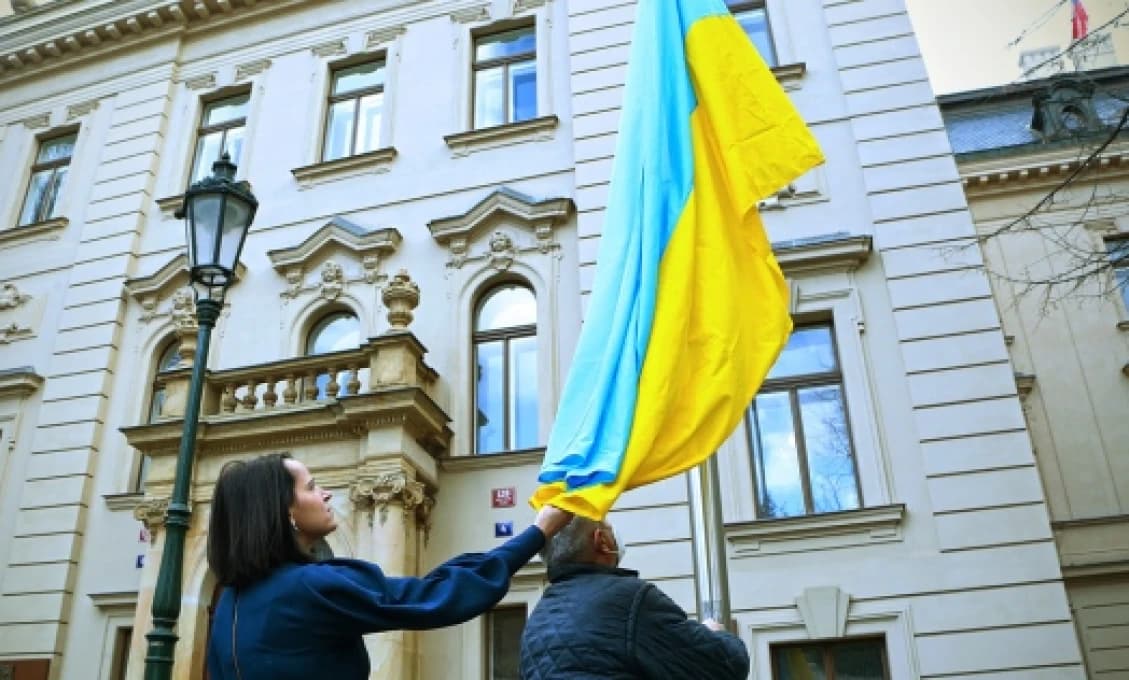 Česká vláda odstránila ukrajinské vlajky zo štátnych budov