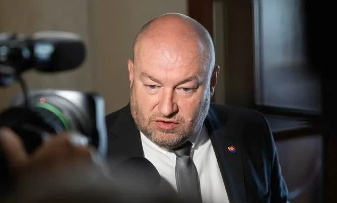 AKTUÁLNE Auto s ministrom Huliakom malo nehodu