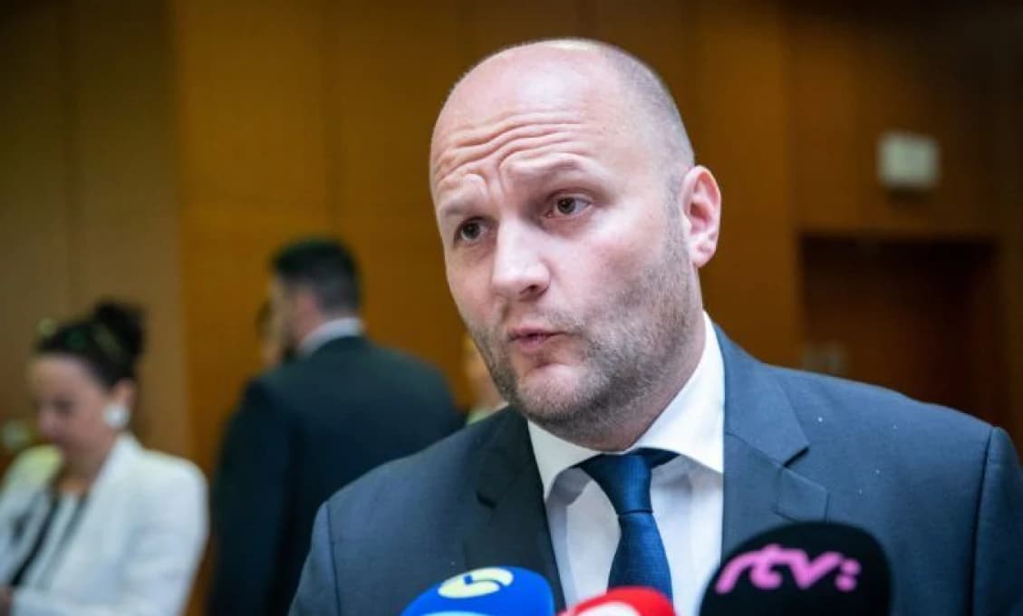 Politológ bez servítky: ZO SLUHU IMPÉRIA ŠTÁTNIK NIKDY NEBUDE!