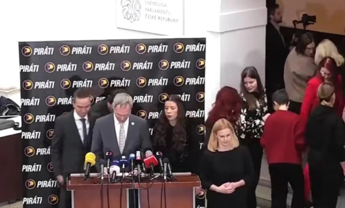 VIDEO! ČESI SA ZABÁVAJÚ NA ZÚFALEJ OPOZÍCII: V parlamente "kraľujú" cúvajúci Piráti, ktorí prejavili svoju demenciu!