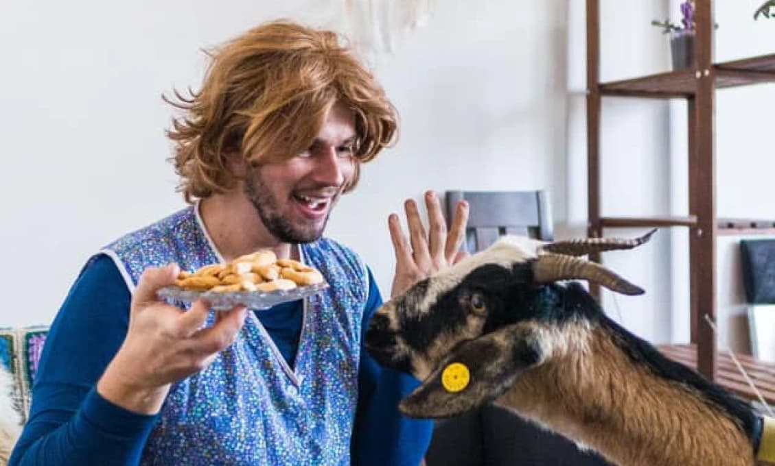 ZDRVUJÚCE PRIZNANIE! Sexuálny predátor Fero Joke je počas vystúpení väčšinou NA MOL! (VIDEO)