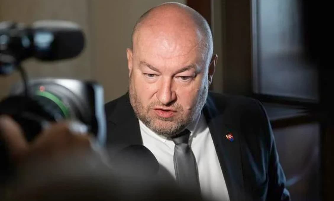 UNIKLA HULIAKOVA NAHRÁVKA! Kováčik prehýri tretinu rozpočtu SFZ. 130 zamestnancov bez výplat
