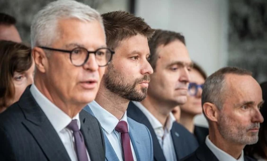 ODPADNETE! Šialený Šimečka a jeho kabaret sa predbieha, kto zapotí väčšiu sprostosť