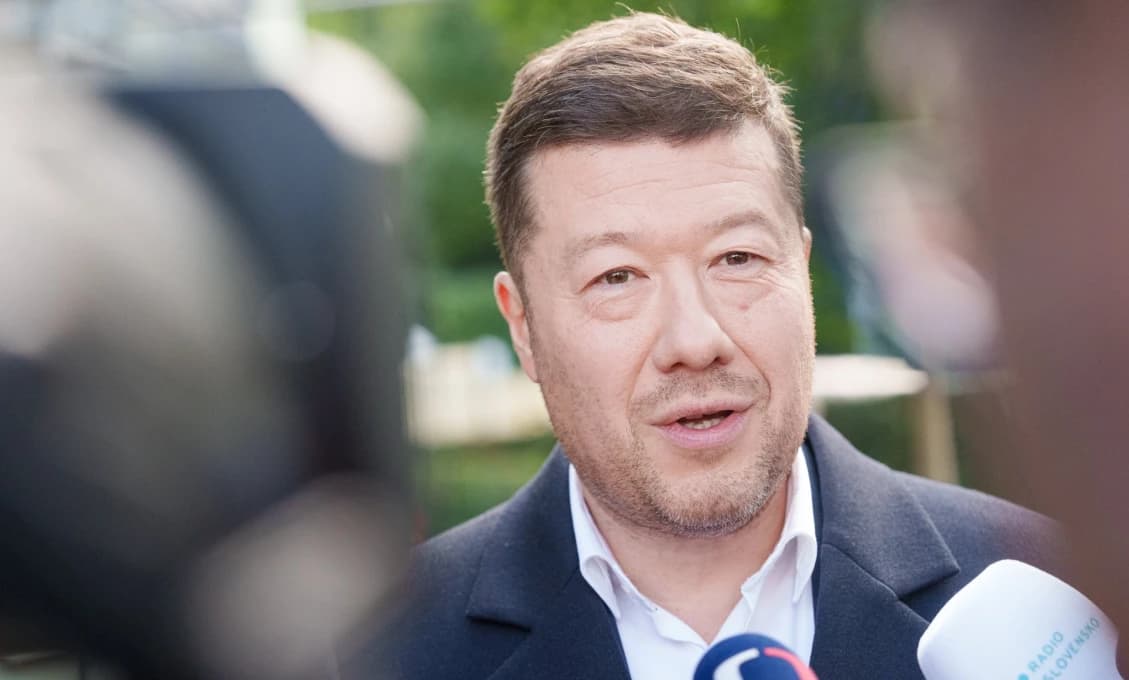 ZARIADIL SA PO SVOJOM! Okamura odstránil zo svojej kancelárie vlajku EÚ (VIDEO)