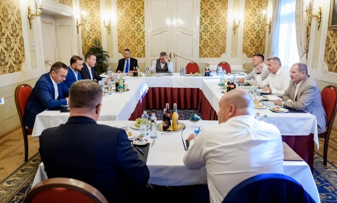 Fico udrel na EÚ aj vlastných. Ozvali sa koaliční partneri: Hlas aj SNS reagujú ostro