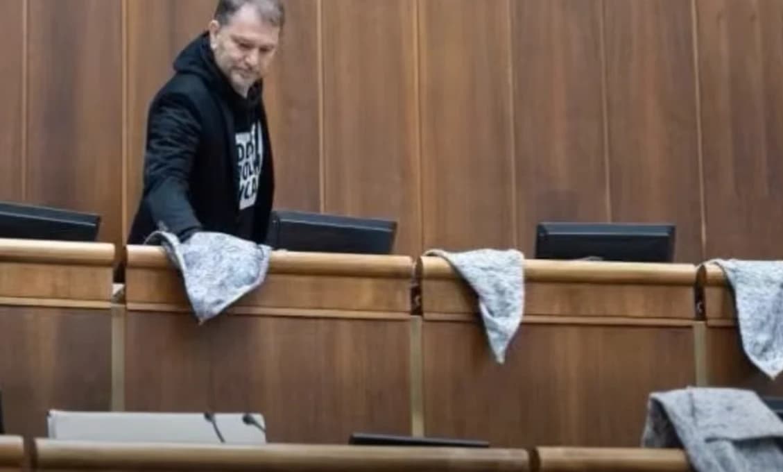 Poslanci sa vracajú do lavíc, Matovič sa má ospravedlniť