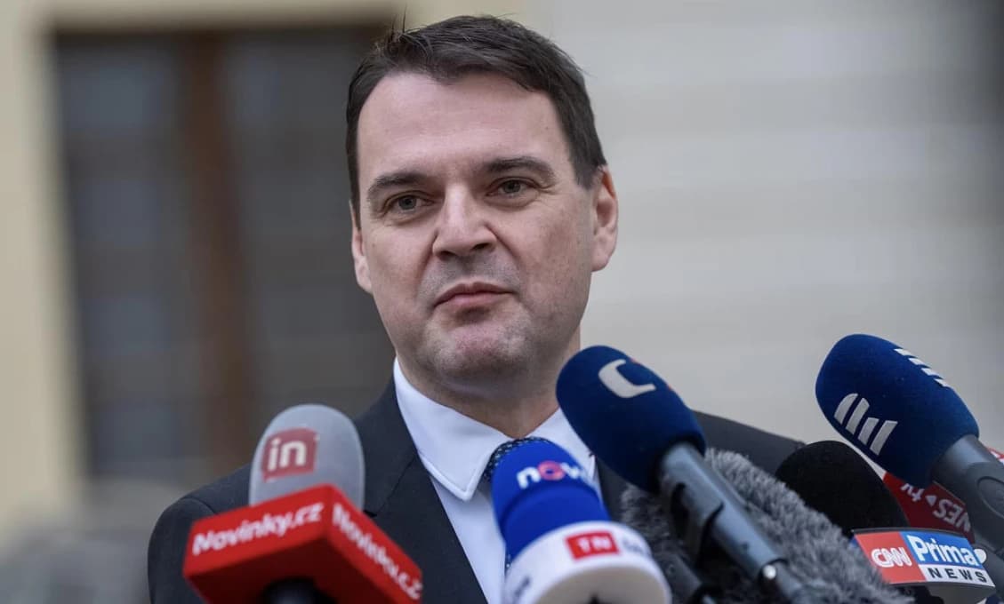 TICHO! Šéf českej diplomacie Macinka NECHAL Denník N PRED DVERAMI