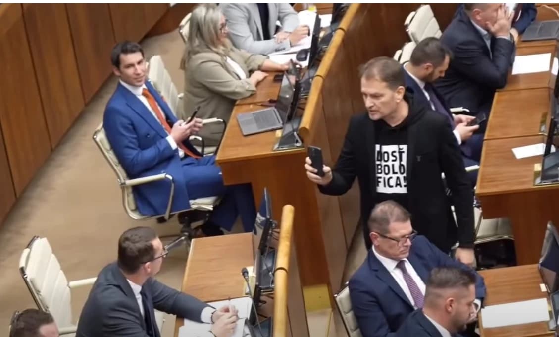 ŽIADNE TRIČKÁ A MIKINY V PARLAMENTE! Pozrite, čo schválili poslanci