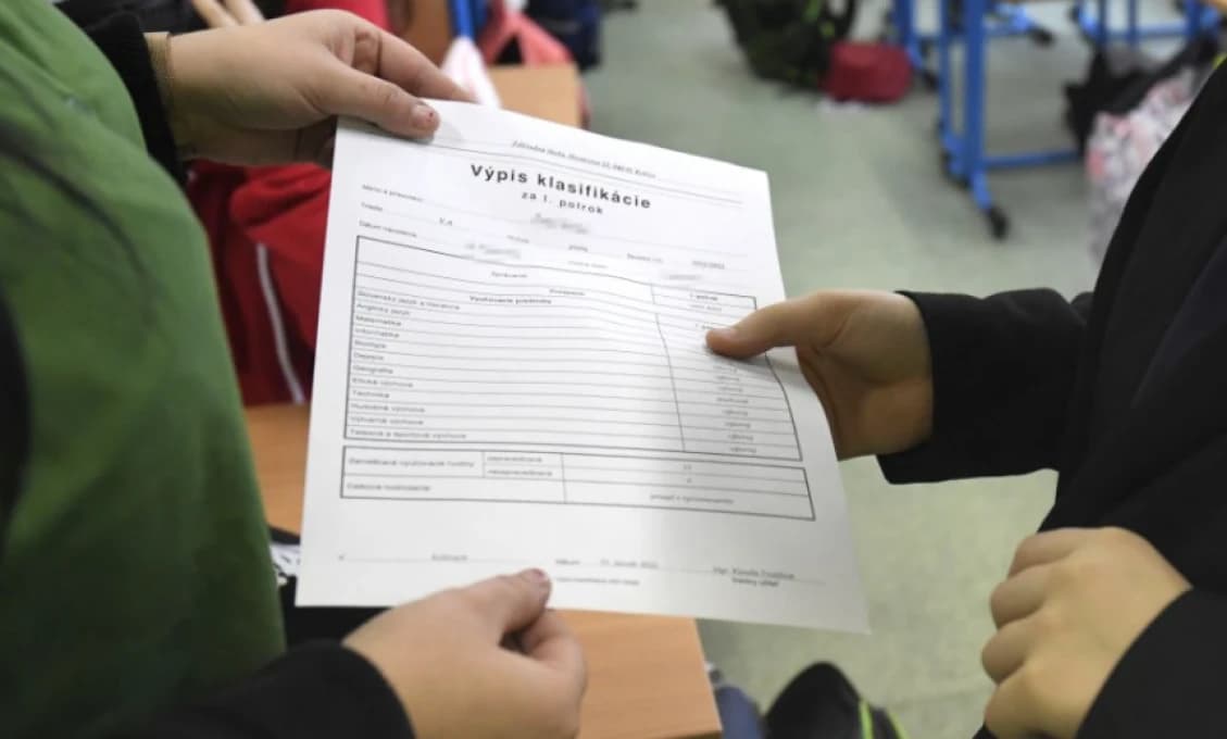 Žiaci základných a stredných škôl si prevezmú polročné hodnotenie