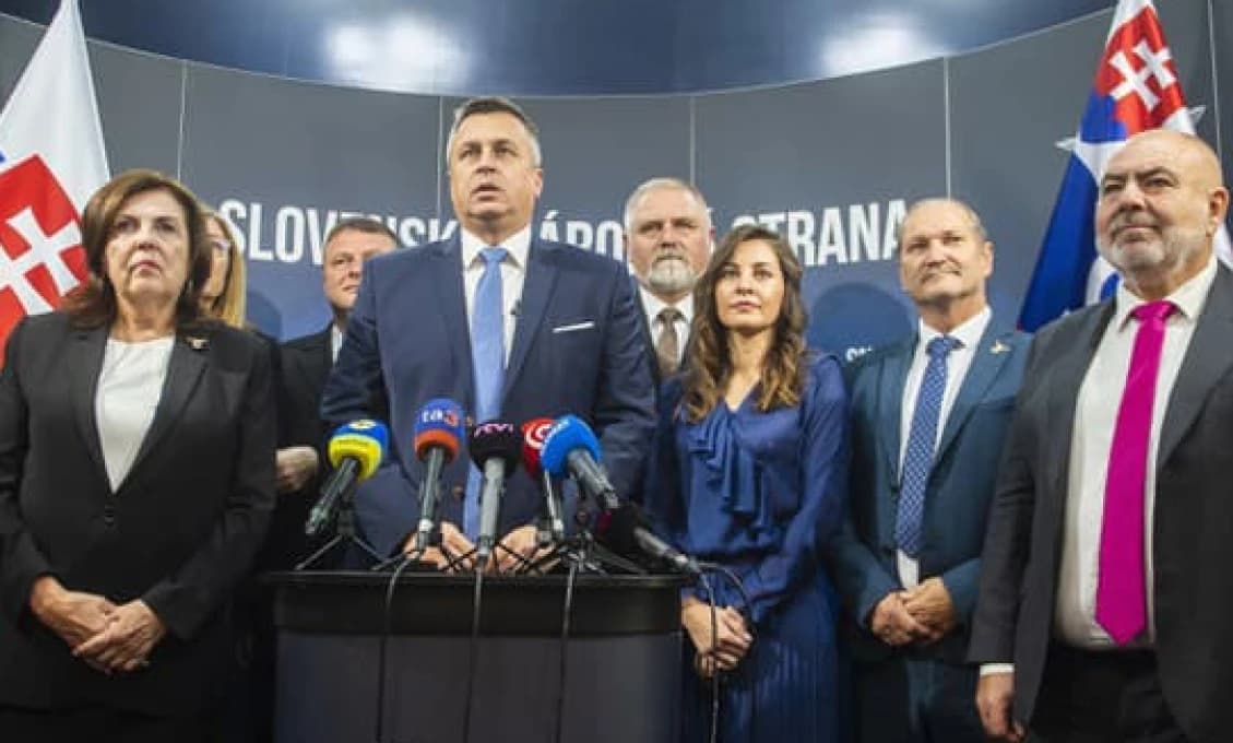 Výzva SNS Ficovi: Lajčák predstavuje bezpečnostné riziko