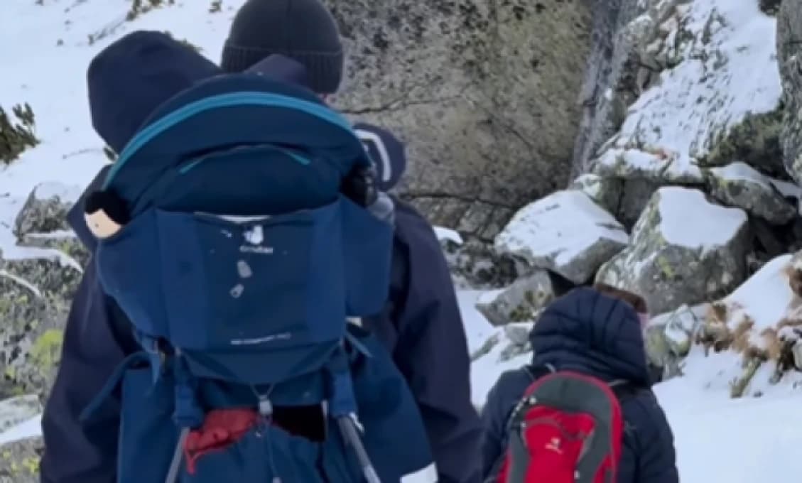 ŠIALENSTVO v Tatrách! Rodičia vyrazili do snehu v TENISKÁCH a s DIEŤAŤOM na chrbte