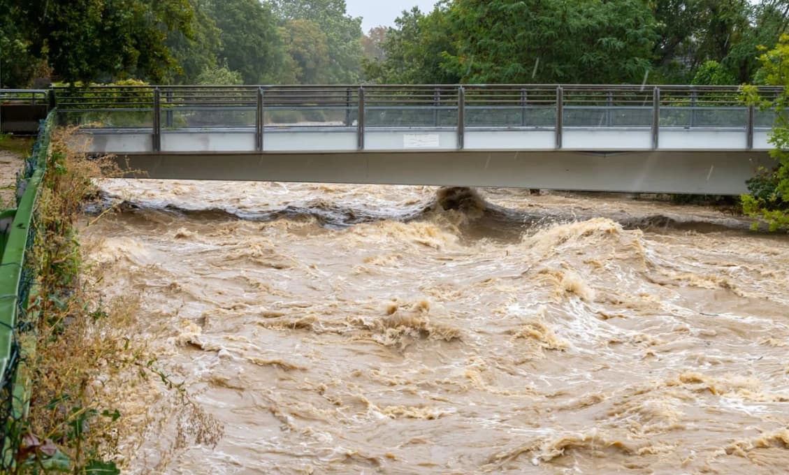 Na rozvodnenom Ipli na maďarsko-slovenských hraniciach zatvorili už druhý most