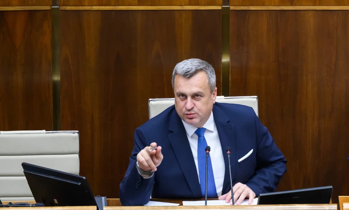 Škandál v pléne: Tankó zverejnil snímku „spiaceho“ Danka, status rýchlo zmizol, ostrá hádka Mesterovej s Dankom má dohru