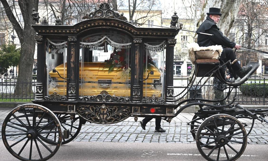 VIDEO! Kráľ Rómov odišiel: Pohrebný kôč s koňmi a živou hudbou šokoval a dojal mesto!