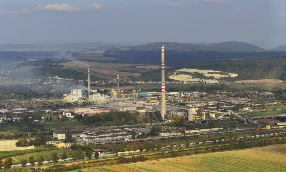 500 vriec piesku proti lúhu: Hasiči bojujú s ekologickou katastrofou Bukózy