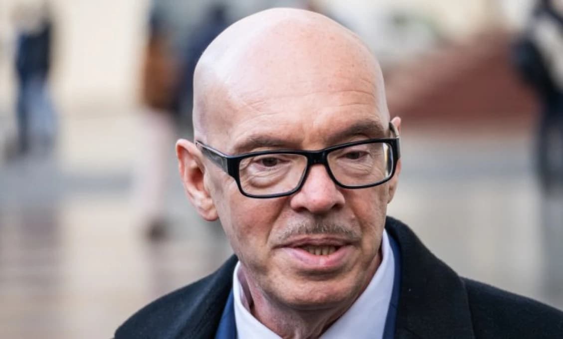 Český minister kultúry mal cestou do práce nehodu, je v nemocnici