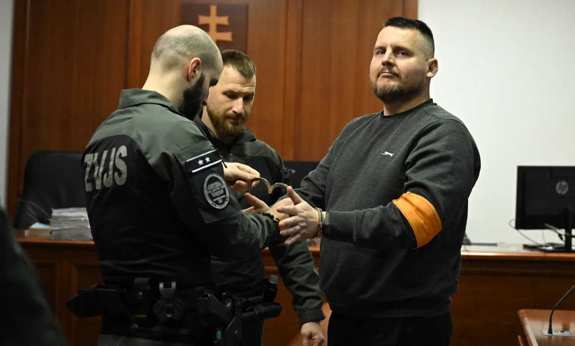 Bombica na súd priviezlo 7 dozorcov! Je šialené, aby človek za svoje názory sedel rok vo väzbe! - myslí si Uhrík (VIDEO)