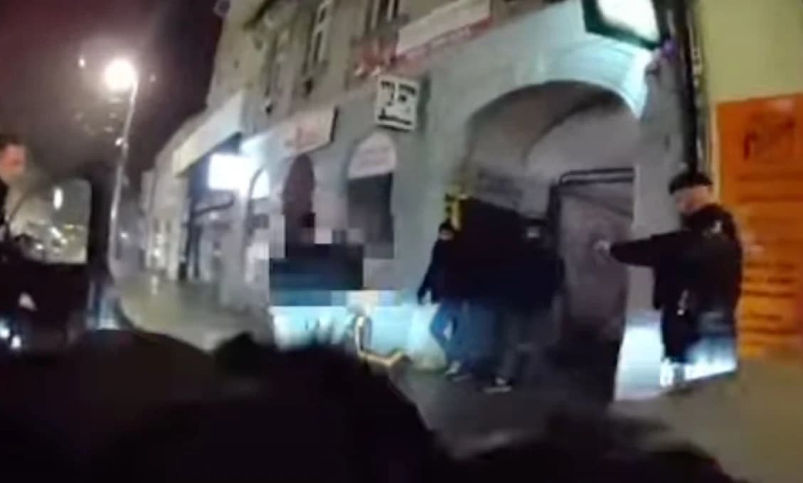 Muž so sekerou pobehoval po Obchodnej v Bratislave! (VIDEO)