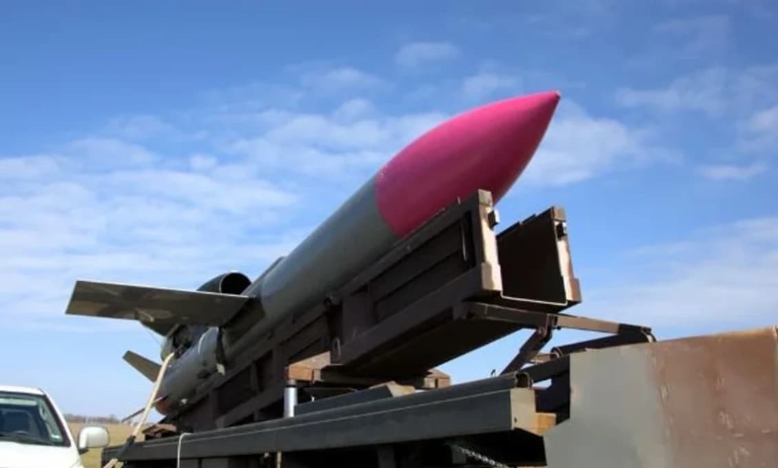 Hlavné témy zahraničných médií 25. februára: Rusko zničilo závod na rakety Flamingo. USA hodnotia štyri roky NWO. Hegseth „láme“ AI