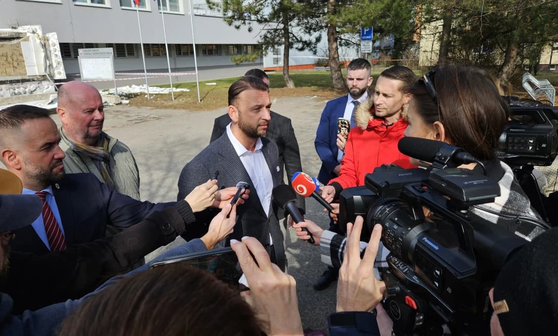 Minister Šutaj Eštok vysvetľuje pád strechy v Komárne, nariaďuje kontrolu všetkých budov!