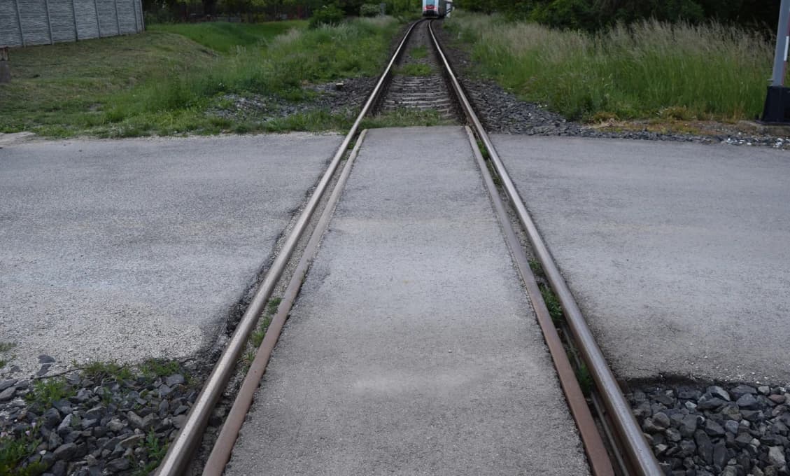 VIDEO Z TRAGICKEJ NEHODY S VLAKOM: Nikdy nečakajte. Utečte alebo šliapnite na plyn