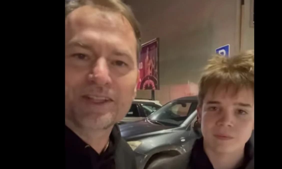 Politika na ulici: Matovič rozdáva deťom mikiny „Dosť bolo Fica!“