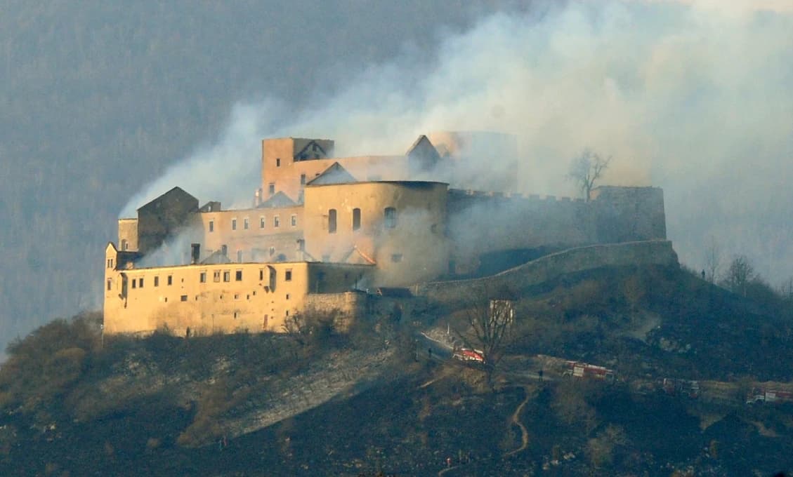 AKTUÁLNE! Na začiatku hradného kopca v Krásnohorskom Podhradí vypukol požiar