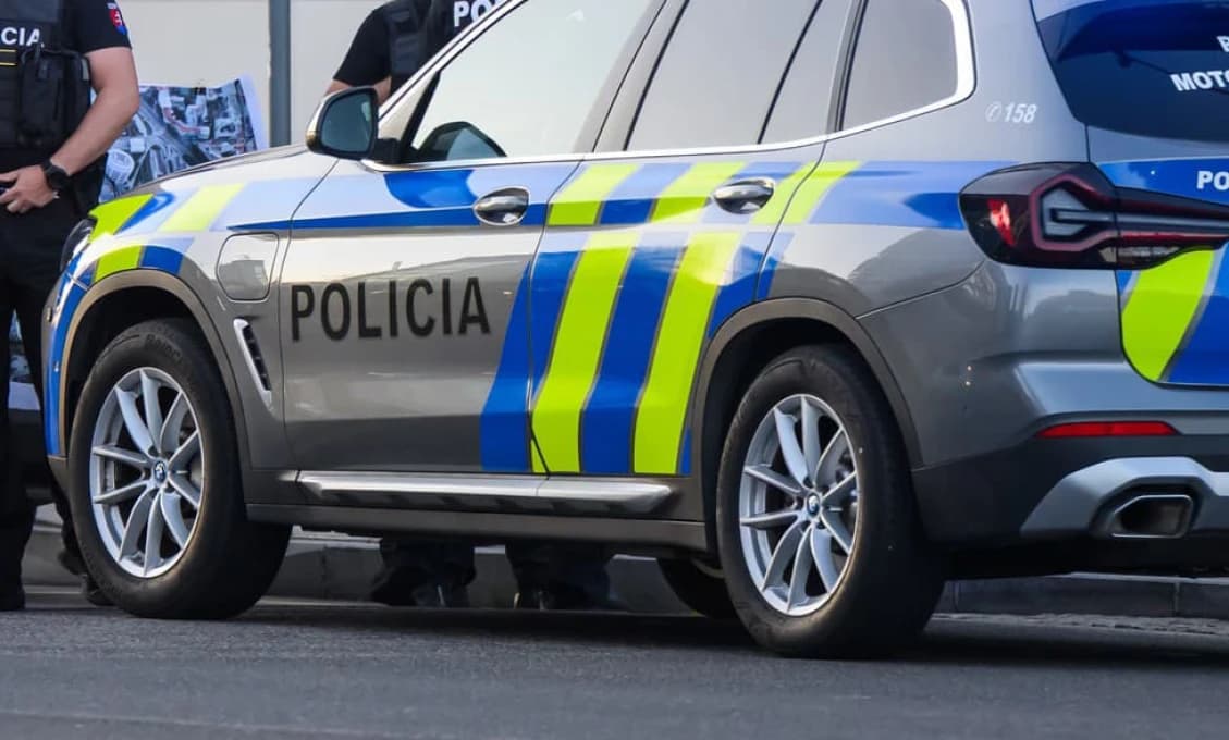 Akcia ako z filmu: Útek pred políciou, pád do priepasti a nehoda hasičov