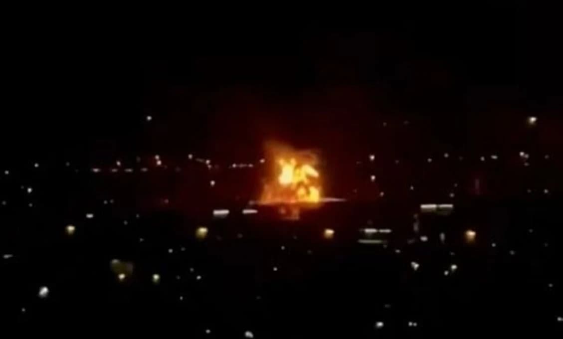 Plamene a chaos na letisku v Dubaji! Dron narazil do skladu paliva a zastavil všetku leteckú dopravu (VIDEO)
