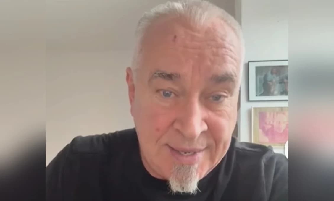 Marián Greksa sa modlí. Za mier