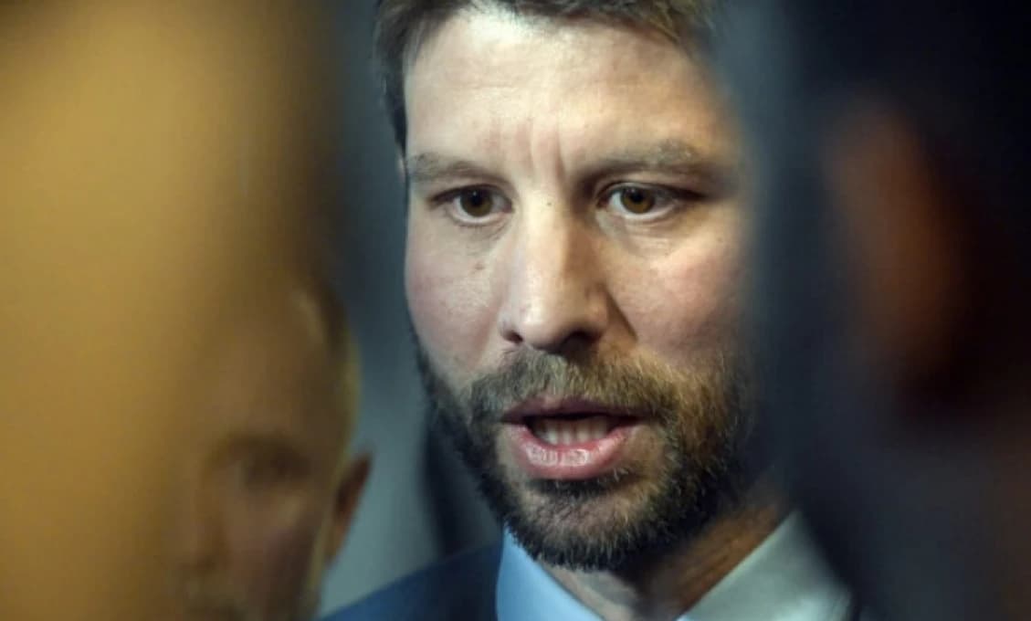 ŠKANDÁL V PS NABERÁ NA OBRÁTKACH! Pán Šimečka, ako dlho viete o týchto špinavostiach? - pýta sa Pčolinský (VIDEO)