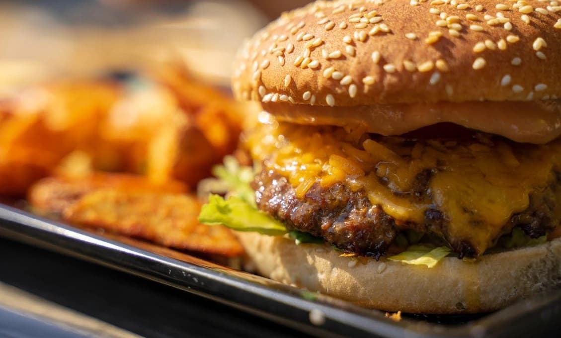 Ľudská DNA v burgeroch! Škandál s populárnou sieťou rýchleho občerstvenia