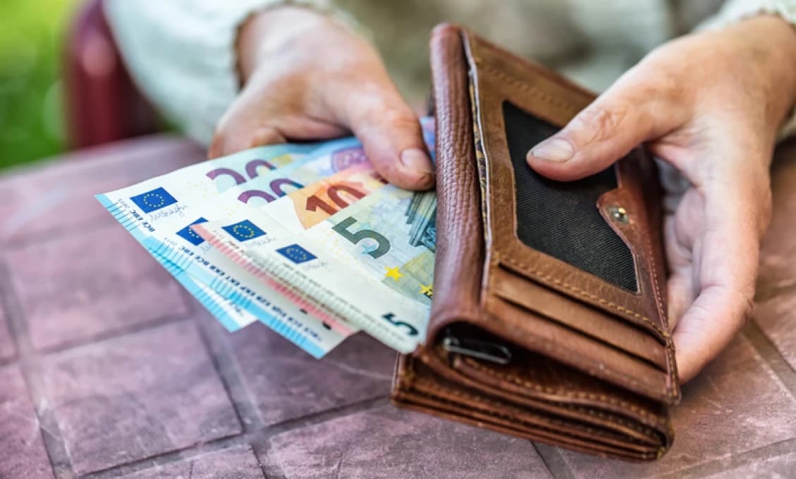 POZOR NA DÁTUMY! Veľká noc zamiešala dôchodkami. Niekto dostane skôr, iný si počká