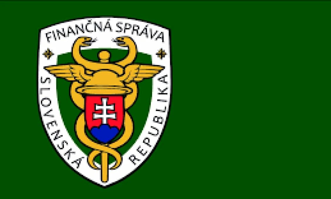 Finančná správa klepla po prstoch cudzincovi v Komárne (VIDEO)