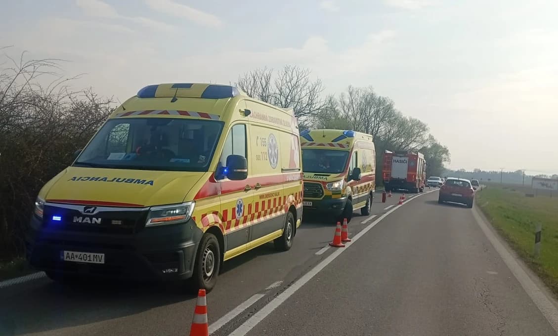 VÁŽNA ZRÁŽKA na hlavnom ťahu! Vyslali sanitky, ratovali 5 ľudí aj deti (FOTO)
