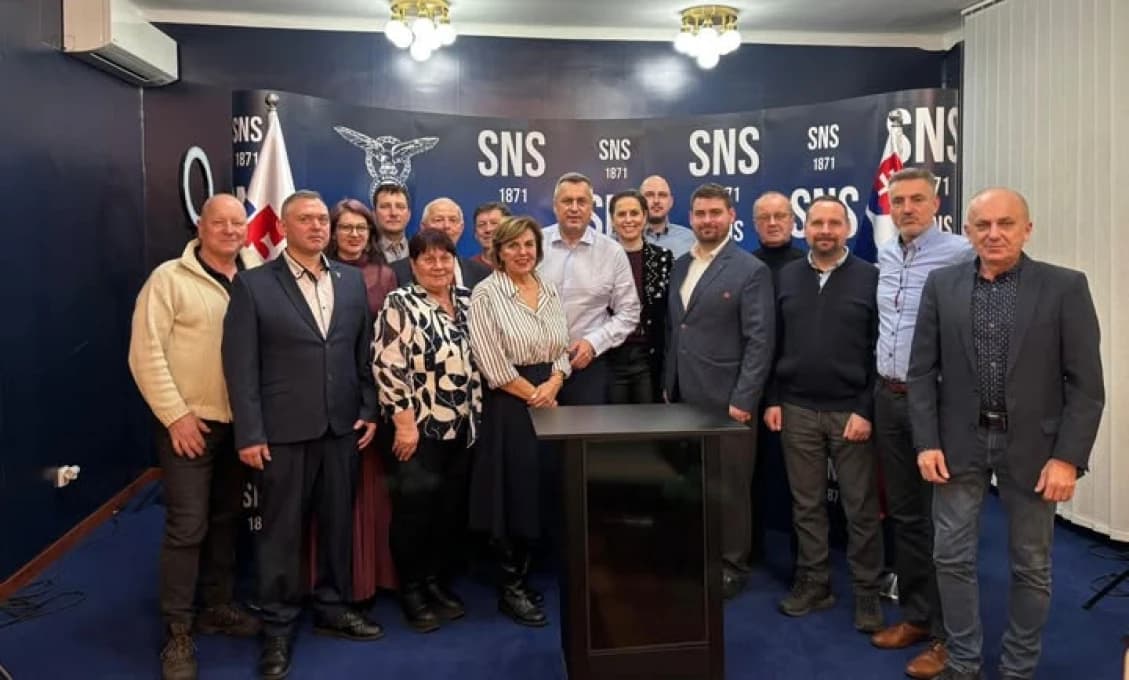 Najstarší seniori by si od budúceho roka mohli výraznejšie polepšiť, v parlamente je návrh na zvýšenie ich dôchodkov