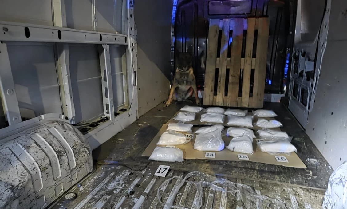 Pri kontrole dodávky v Malackách objavili približne 50 kg drog