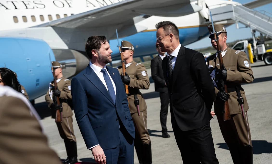 Viceprezident USA Vance priletel do Budapešti, privítal ho Szijjártó