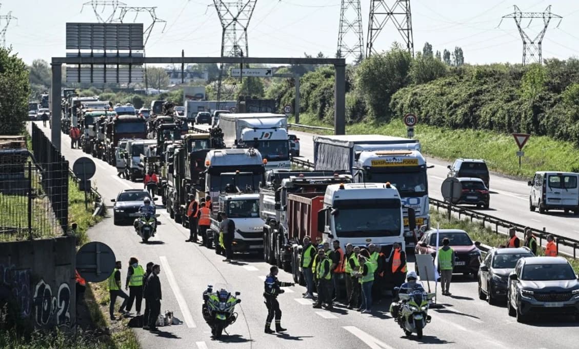 ZAČALO SA TO! Vo Francúzsku vypukol protest proti vysokým cenám pohonných hmôt