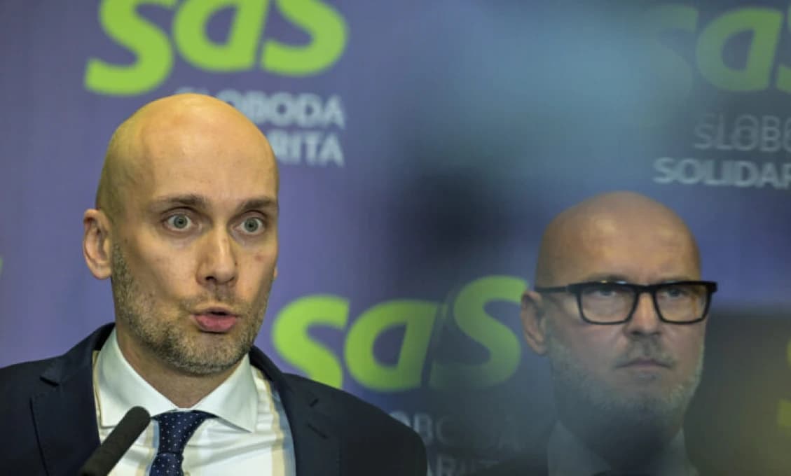 V SaS-ke sú už ako Blbý a blbší (VIDEO)