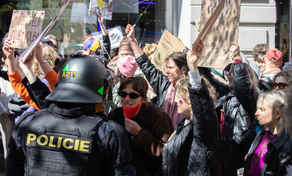 Dramatické strety v centre Prahy! Progresívni liberáli blokujú Pochod pre život, na mieste zasahujú ťažkoodenci (VIDEO)
