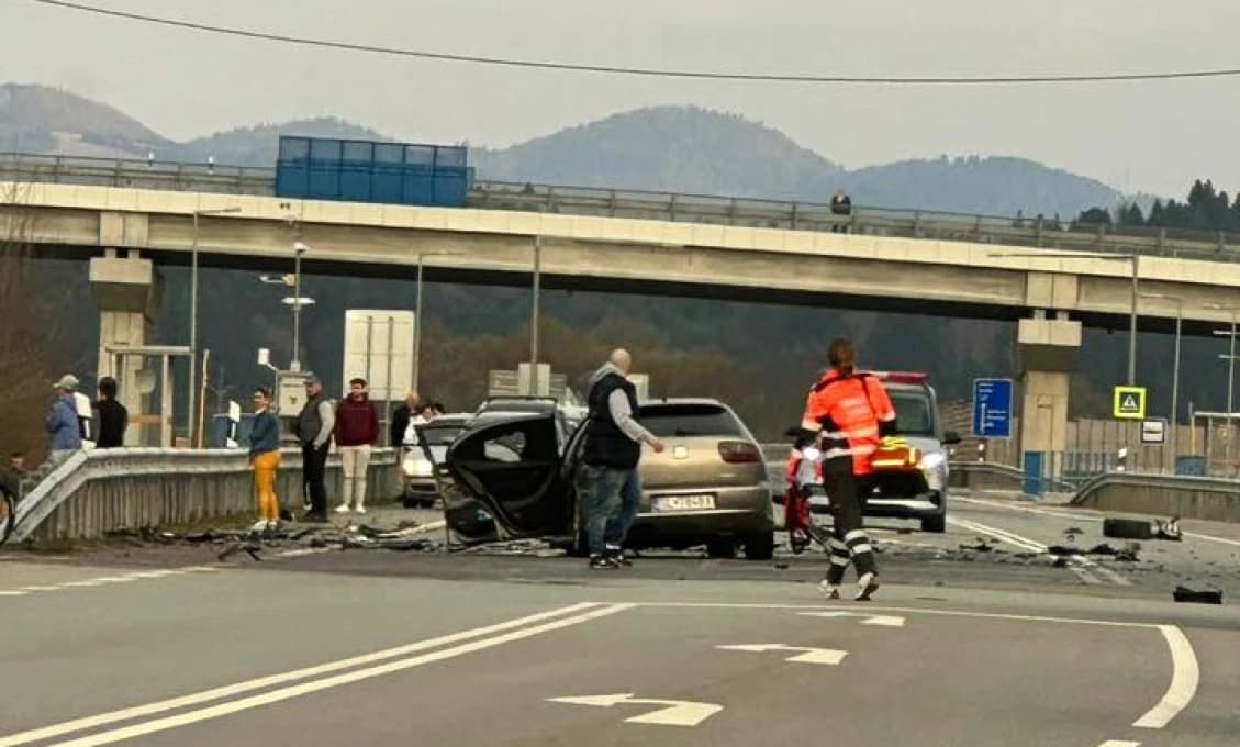 AKTUALIZOVANÉ Brutálna zrážka áut! Zasahujú záchranári, vrtuľník pristáva priamo na ceste (VIDEO)
