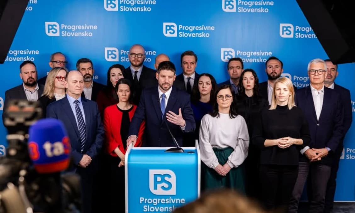 Studená sprcha pre PS: Poslanci zmietli ich uznesenia zo stola
