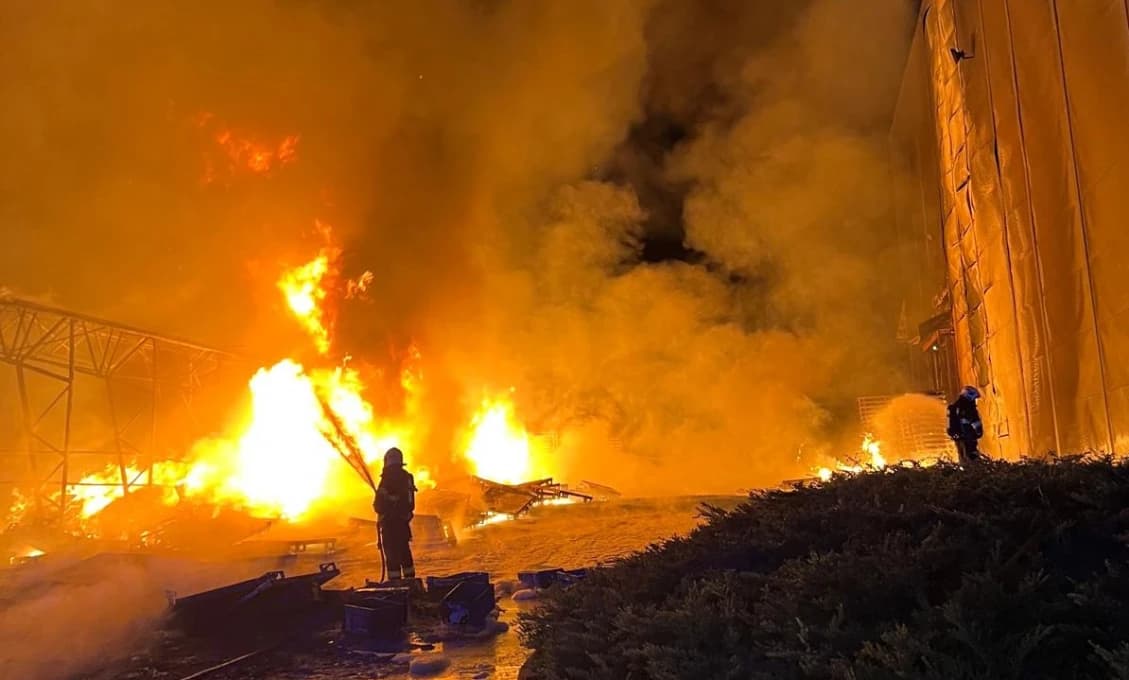 HORIACE INFERNO V NOVÁKOCH! Boj s ohňom vo výrobnej hale trval hodiny, škody sú obrovské (FOTO)