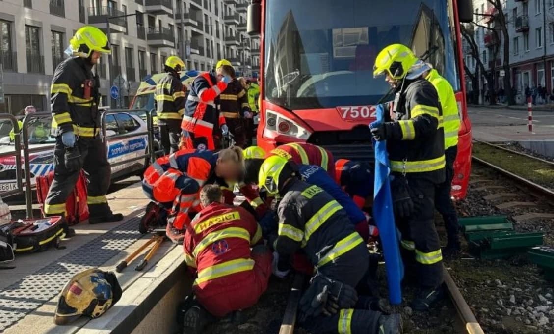 Smutná správa! Chlapec, ktorého v Petržalke zrazila električka, zraneniam podľahol