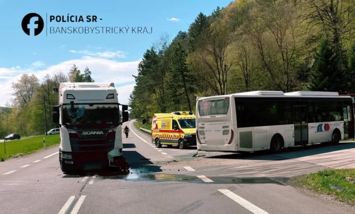 AKTUÁLNE! Zrážka autobusu s kamiónom