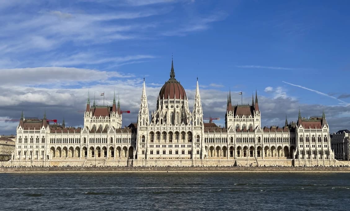 Maďarsko: Na priečelie parlamentu vrátia vlajku EÚ